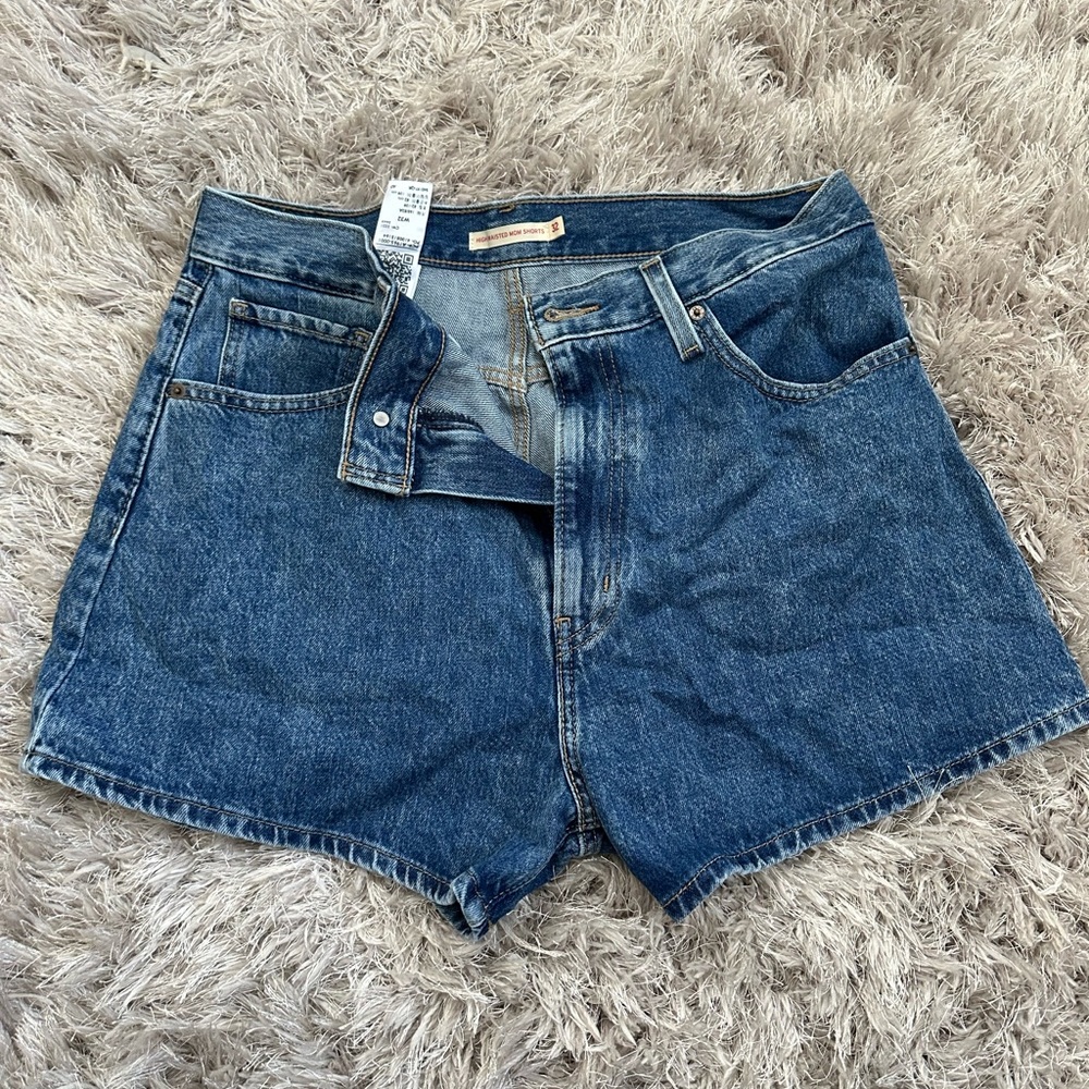 LEVIS. NEW without tags. Women’s size 32